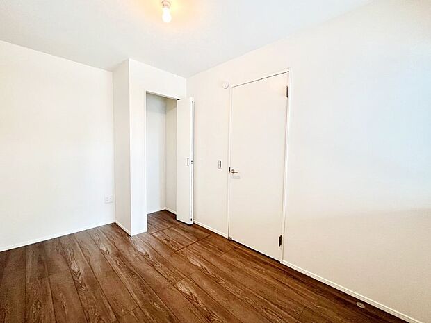 やさしい光がさしこむ居室はしっかり収納付き