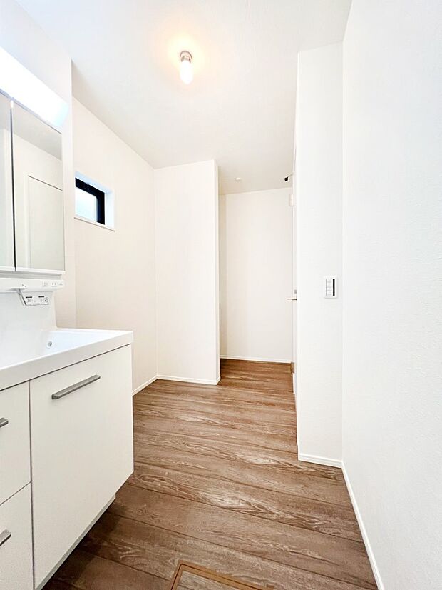 柔らかな朝の光を感じられる窓がついたランドリースペース