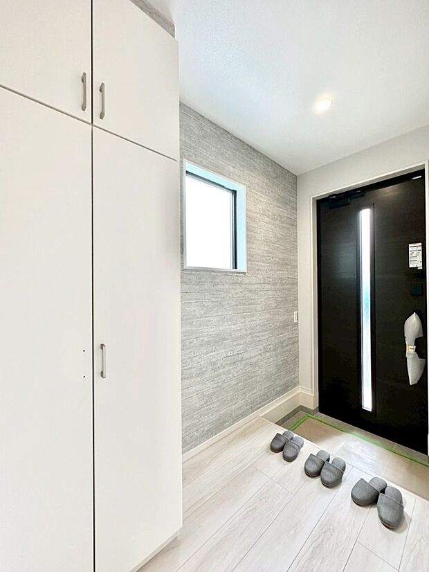 明るい陽光が入り込む玄関。ご家族の靴もスッキリ収納できる玄関収納付き