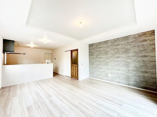 ナチュラルテイストの優しく柔らかい色使いのフローリングが素敵なリビングですね