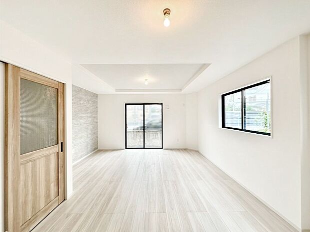 明るい陽光が注ぎ、寛ぎの雰囲気に満たされるリビング・ダイニング