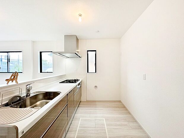 爽やかな風が通り抜けるキッチン。窓があるので明るく換気にも役立ちます