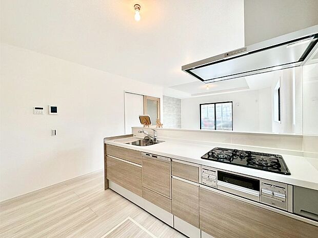 カウンター越しに楽しいおしゃべり。いつものお料理がもっと美味しくなりそうですね