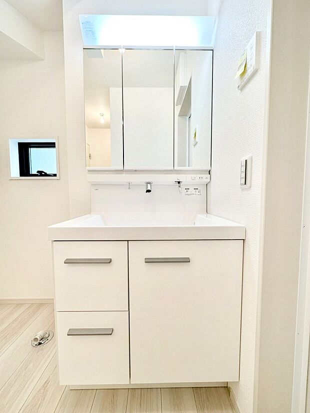 スタイリングに便利な三面鏡、ミラーキャビネットで細かい物スッキリ