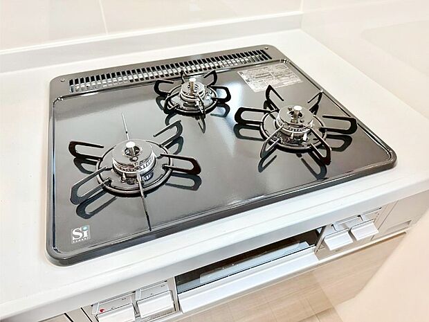 ガスコンロはＳｉセンサー搭載。火力調節や焦げ付き・消し忘れも防いでくれます。