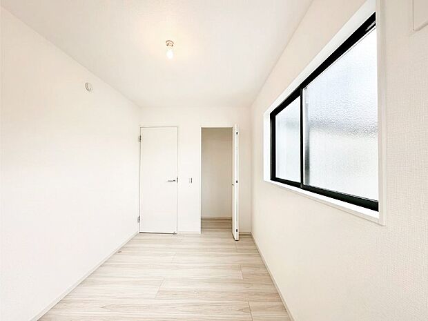 やさしい光がさしこむ居室はしっかり収納付き