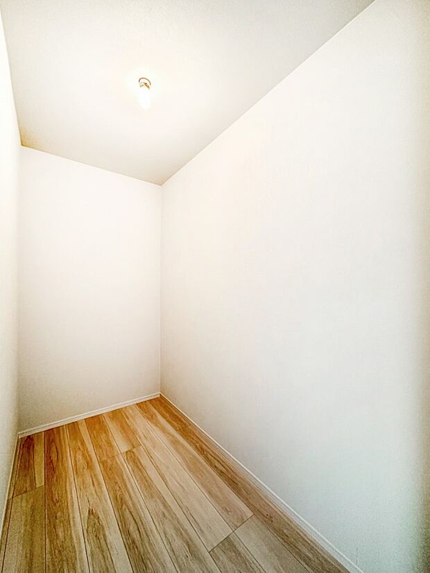 季節物の衣類もスッキリ収納できるウォークインクローゼット