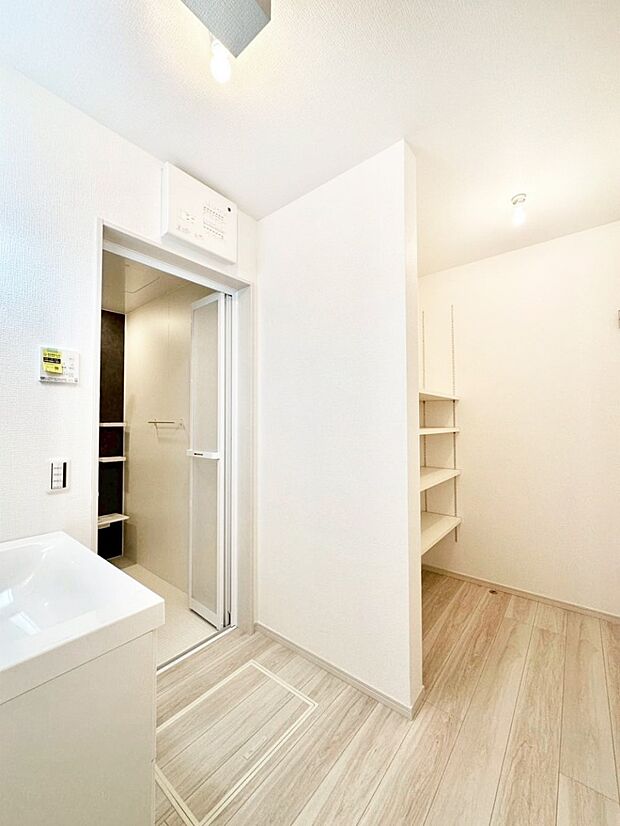 ゆとりの洗面スペースで朝の身支度もラクラク