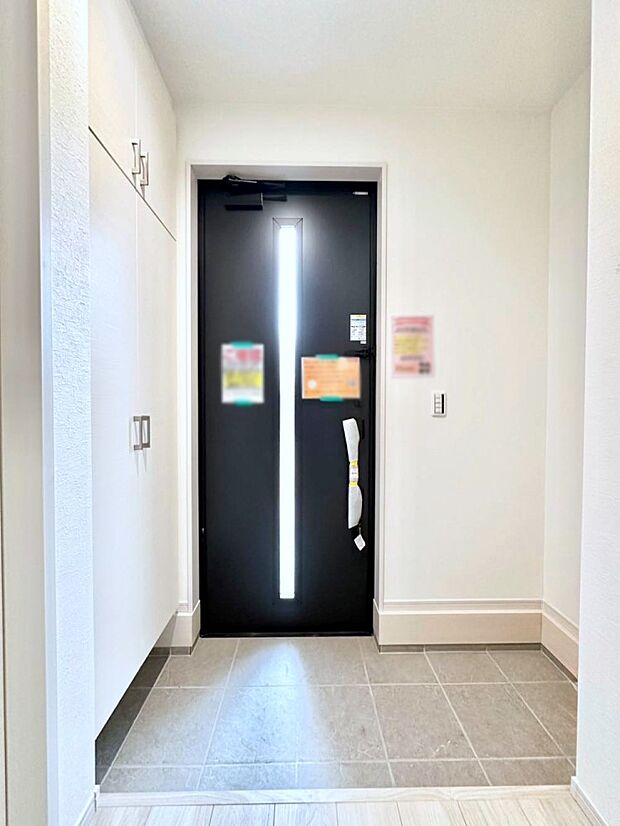 ガラススリットの入った玄関ドアが室内に光を届けてくれます