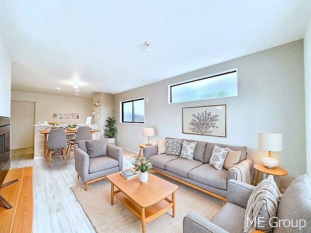 ご家族の賑やかな話し声で包まれる明るいリビング  ※家具はCGです