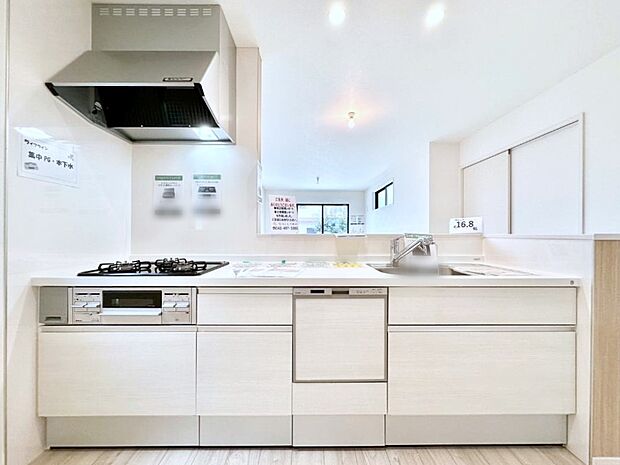 食洗機・浄水器・3ツ口コンロなどデザイン性も機能性も兼ね備えたシステムキッチン！