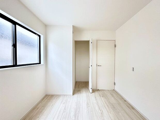 窓からのやさしい光が心地よいプライベートルーム  