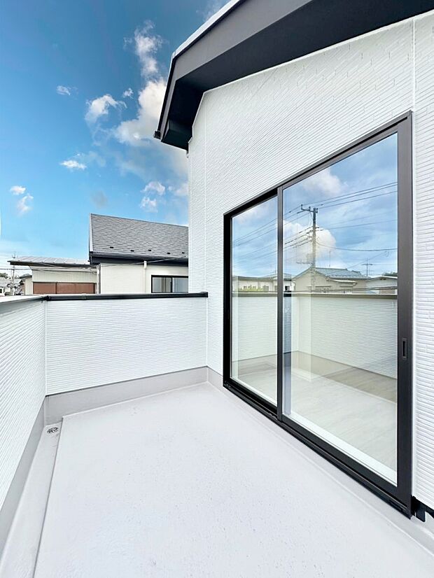 暖かな陽光が降り注ぐバルコニーはお洗濯におすすめ。爽やかな風も心地よいです。 