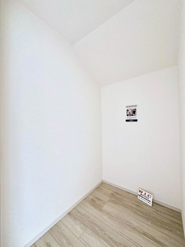 ウォークインクローゼット付きで生活空間を広く利用できます。