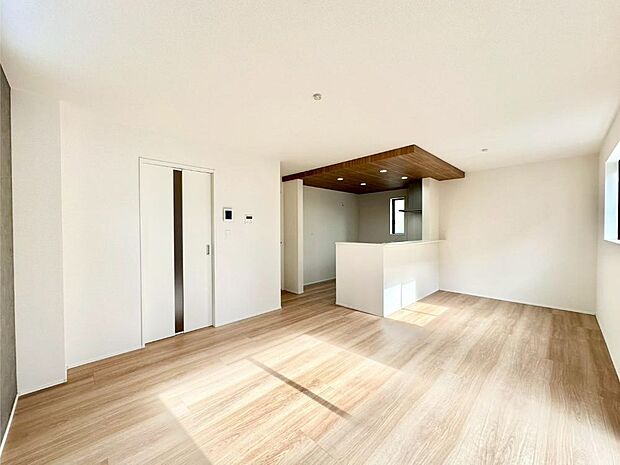 ナチュラルテイストの優しく柔らかい色使いのフローリングが素敵なリビングですね。