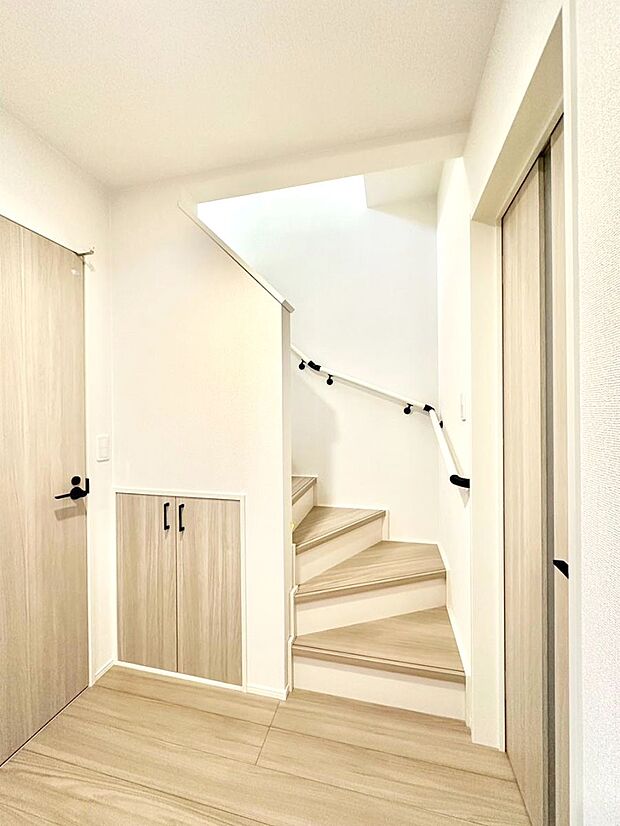 安全性を考慮し階段には手すりを設置しています