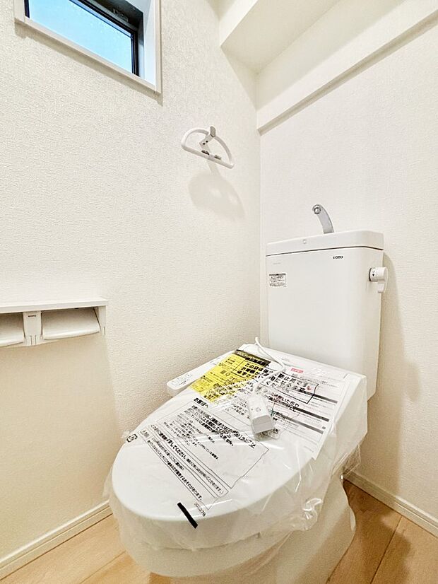 明るく清潔感のあるトイレです。