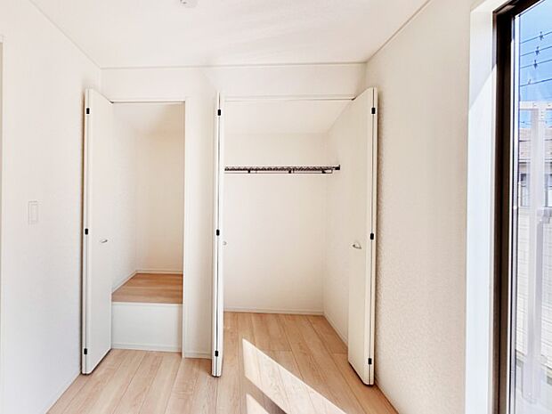 洋室のクローゼット。奥行きがあるので厚手の衣類もすっきり収まります。