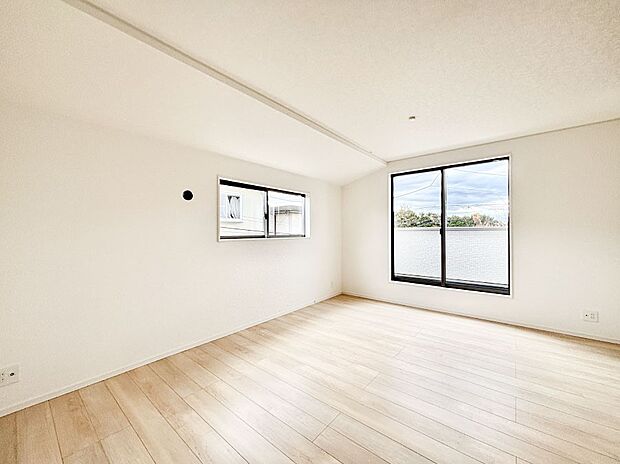 大きな窓からたっぷりの陽光と風を感じられるリビング