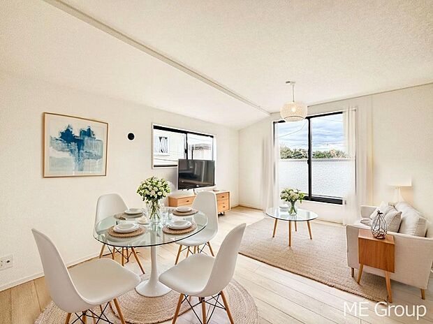 ご家族の賑やかな話し声で包まれる明るいリビング ※家具はCGです