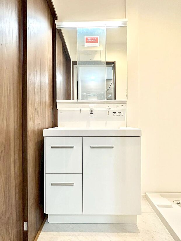 大きく見やすい三面鏡で清潔感ある洗面台は、身だしなみチェックや肌のお手入れにおすすめです。 