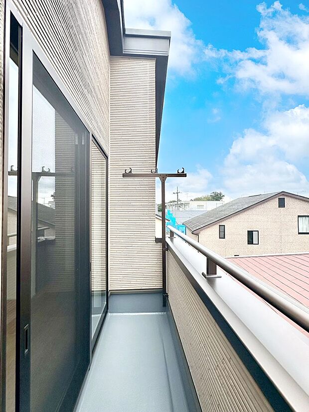 暖かな陽光が降り注ぐバルコニーはお洗濯におすすめ。爽やかな風も心地よいです。 