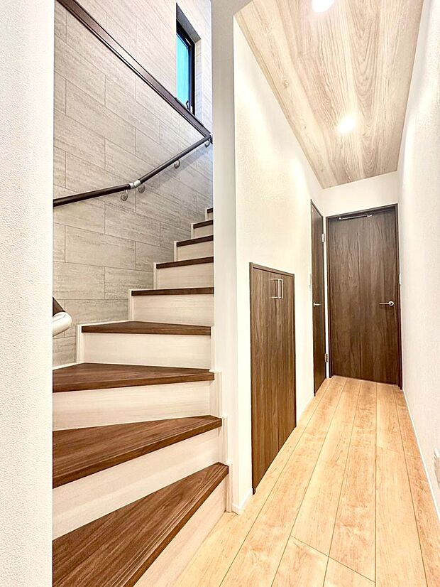 安全性を考慮し階段には手すりを設置しています