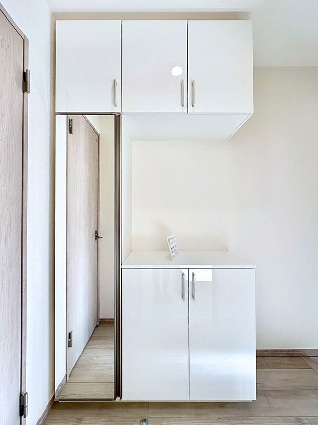 下駄箱はご家族の写真や季節のインテリアで飾り棚として演出できます