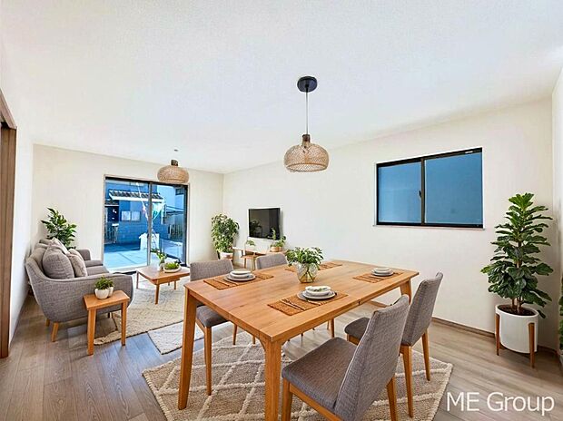 ご家族の賑やかな話し声で包まれる明るいリビング  ※家具はCGです