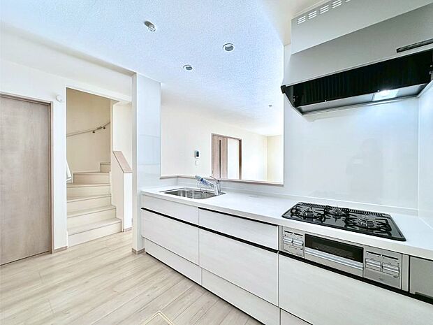 料理をしながらでもご家族との会話を楽しめる対面キッチン