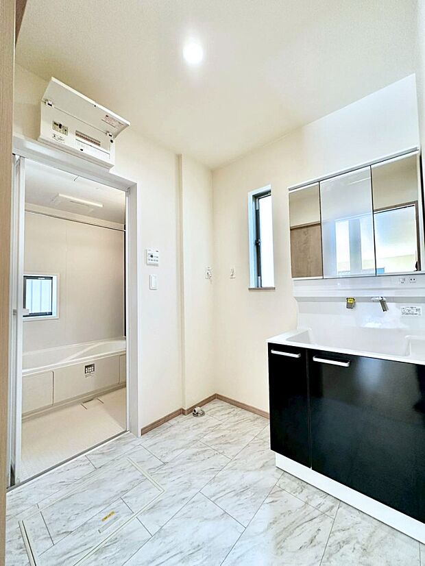 清潔感のある快適空間です。毎日の身支度も気持ち良くお使い頂けます。