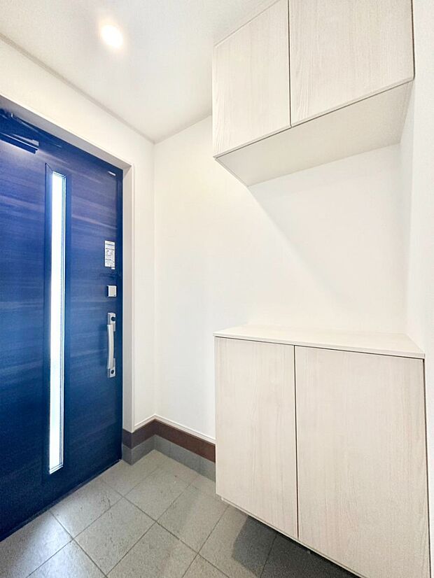 ガラススリットの入った玄関ドアが室内に光を届けてくれます