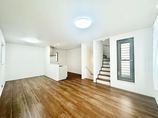 明るい陽光が注ぎ、寛ぎの雰囲気に満たされるリビング・ダイニング。 　