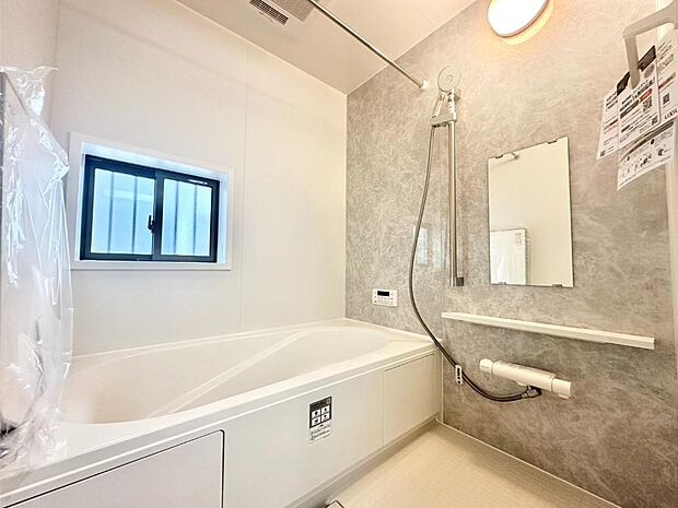 落ち着いた雰囲気でゆっくりお寛ぎいただけるバスルーム　