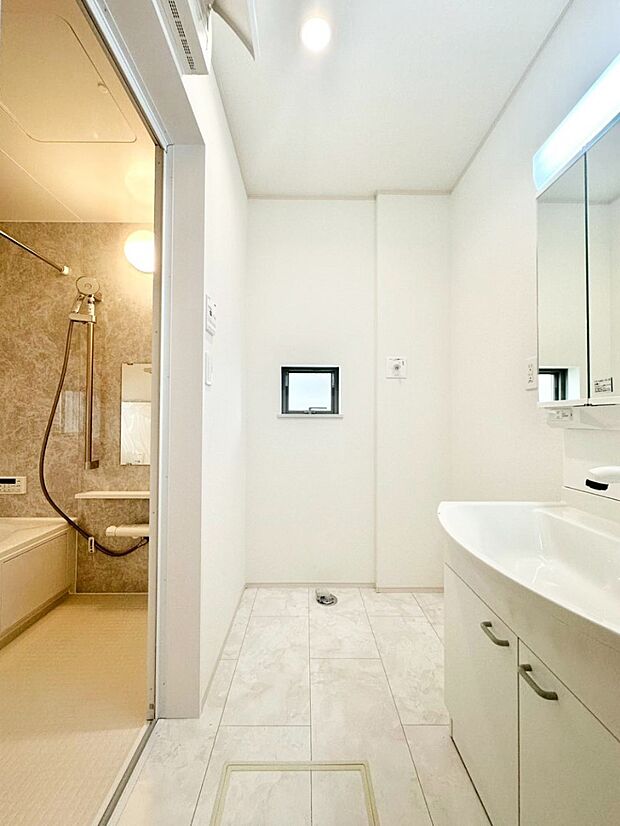 身支度もスムーズにおこなえる脱衣場 　     