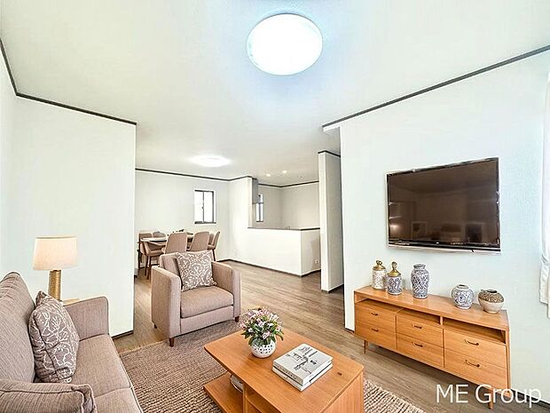 ご家族の賑やかな話し声で包まれる明るいリビング  ※家具はCGです