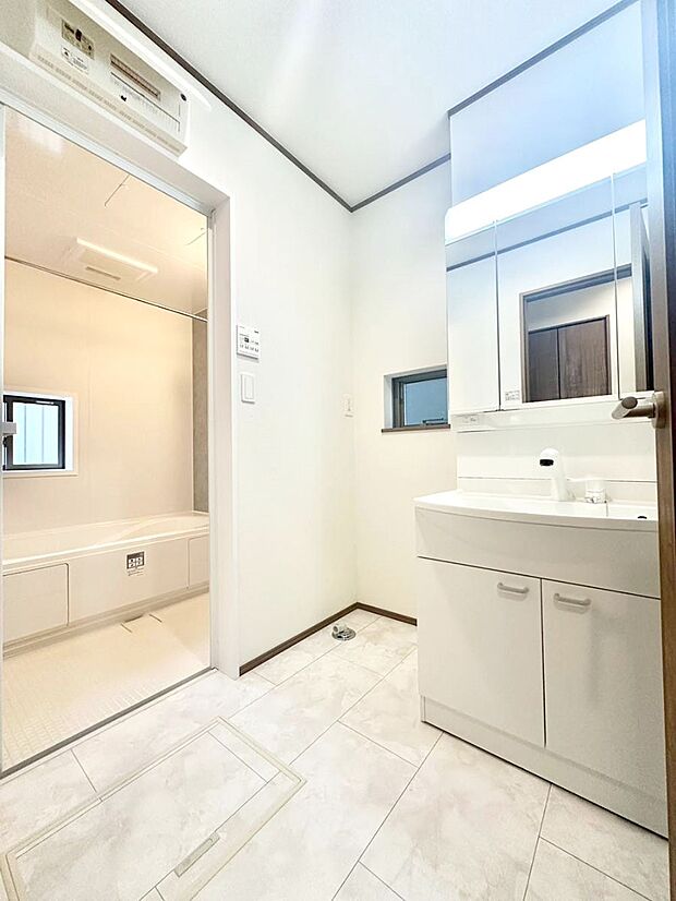 明るい洗面所は毎朝の身支度も楽しくできちゃいそうです。