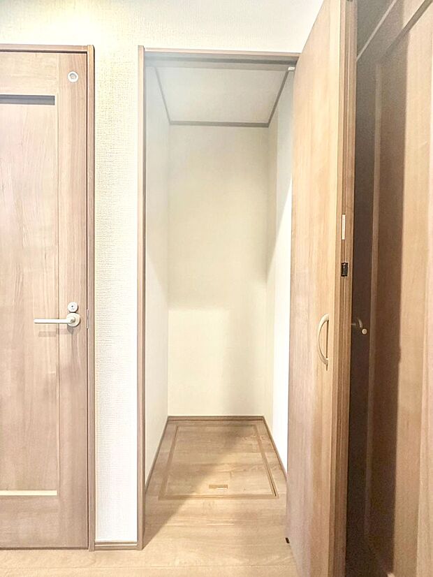 玄関ホール収納です。掃除道具やお出かけ用グッズの収納に便利です。