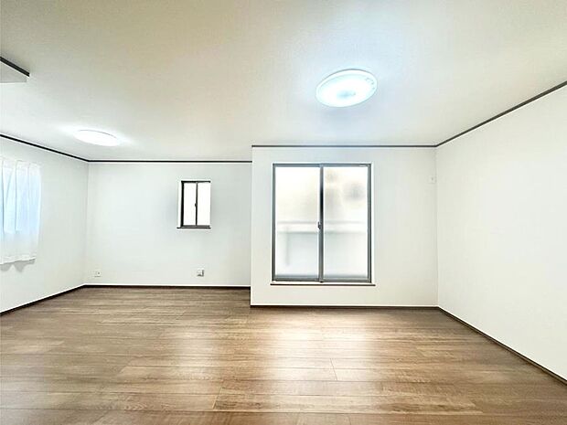 大きな窓からたっぷりの陽光と風を感じられるリビング  