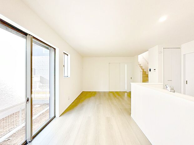 明るい陽光が注ぎ、寛ぎの雰囲気に満たされるリビング・ダイニング。 