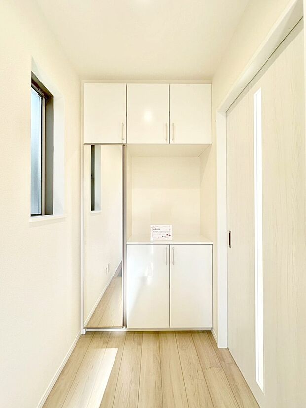 飾り棚を利用して、お越しいただくお客様をおもてなしできます。