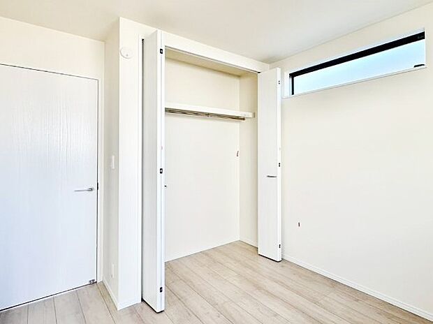 洋室のクローゼット。奥行きがあるので厚手の衣類もすっきり収まります。