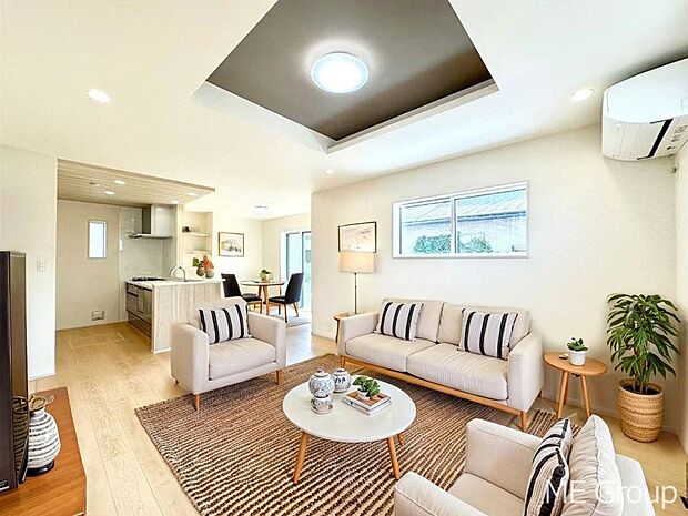 ご家族の賑やかな話し声で包まれる明るいリビング ※家具はCGです