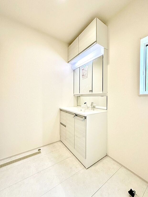 明るい洗面所は毎朝の身支度も楽しくできちゃいそうです。