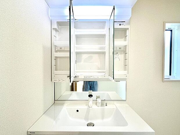 三面鏡の裏に、化粧品や衛生用品などを収納可能。洗面台をすっきりと保ちます!