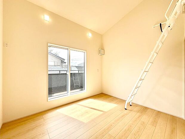 バルコニーが開放感をプラスしてくれる洋室