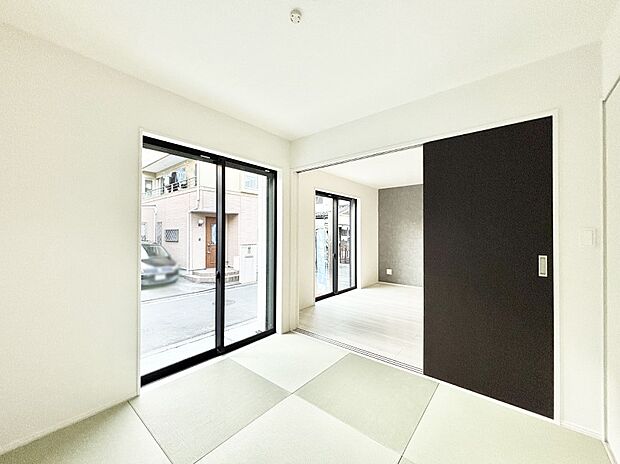 リビング隣接の和室は毎日の暮らしに癒しと安らぎをもたらしてくれます  