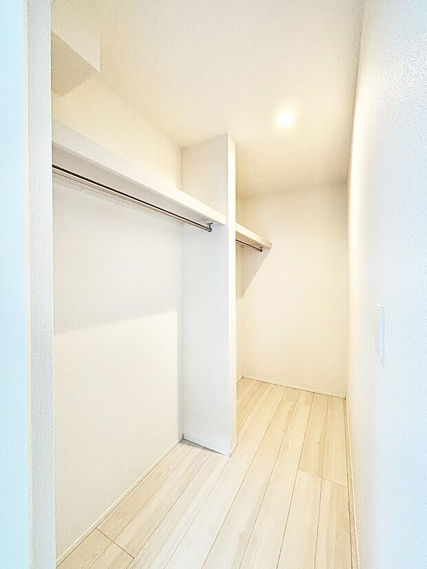 衣類をハンガーに掛けたまま収納できるWIC。衣類の整理整頓がしやすくて便利です！
