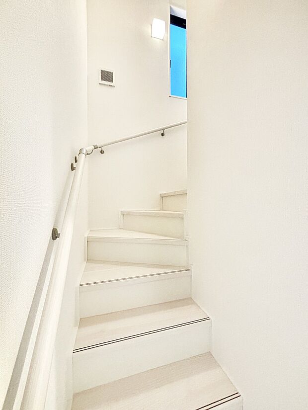 安全性を考慮し階段には手すりを設置しています