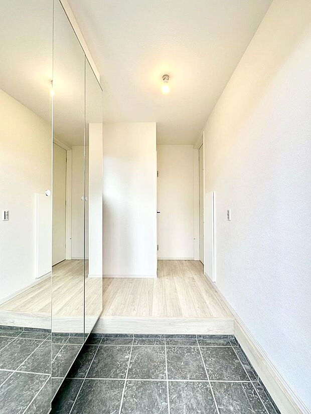 家族の帰宅やお客様をあたたかく迎える玄関  